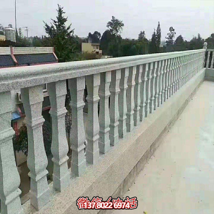 傳統的大理石護欄雕塑，為城市街頭和河道添彩