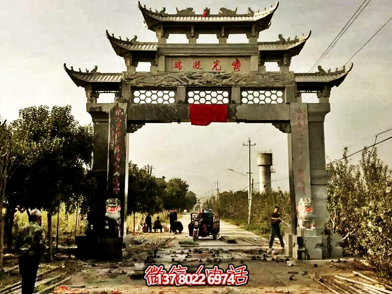 裝飾新村莊單門牌坊，青石鏤空浮雕精美