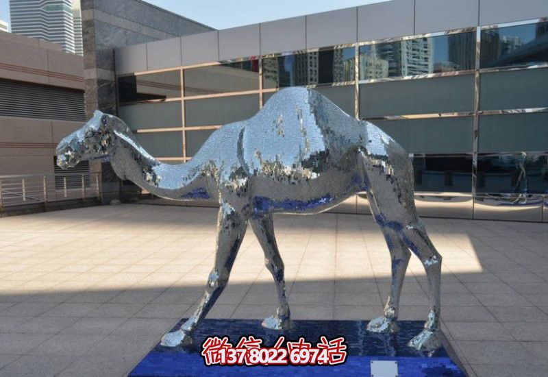 不銹鋼駱駝雕塑，為廣場添彩