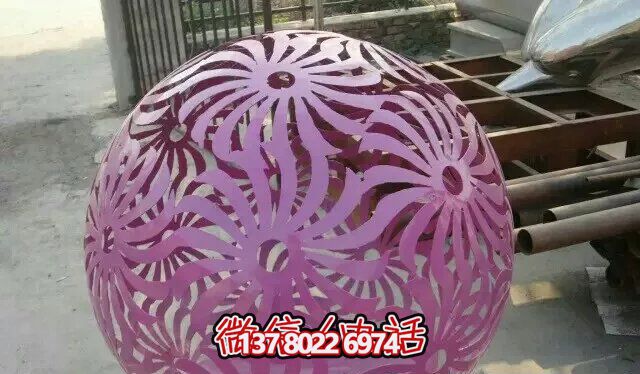 紫色不銹鋼鏤空球雕塑，為花園增添精彩