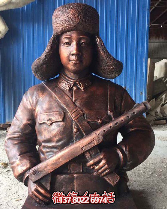 不銹鋼仿銅雷鋒持槍雕塑，現(xiàn)代雷鋒屹立于戶外景區(qū)