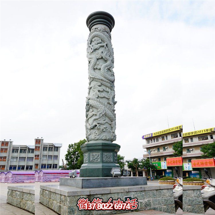 大理石浮雕龍柱，點綴校園廣場