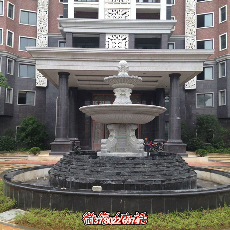 清新的雙層噴泉水雕裝飾，為辦公大樓門前增添靈動(dòng)氣息