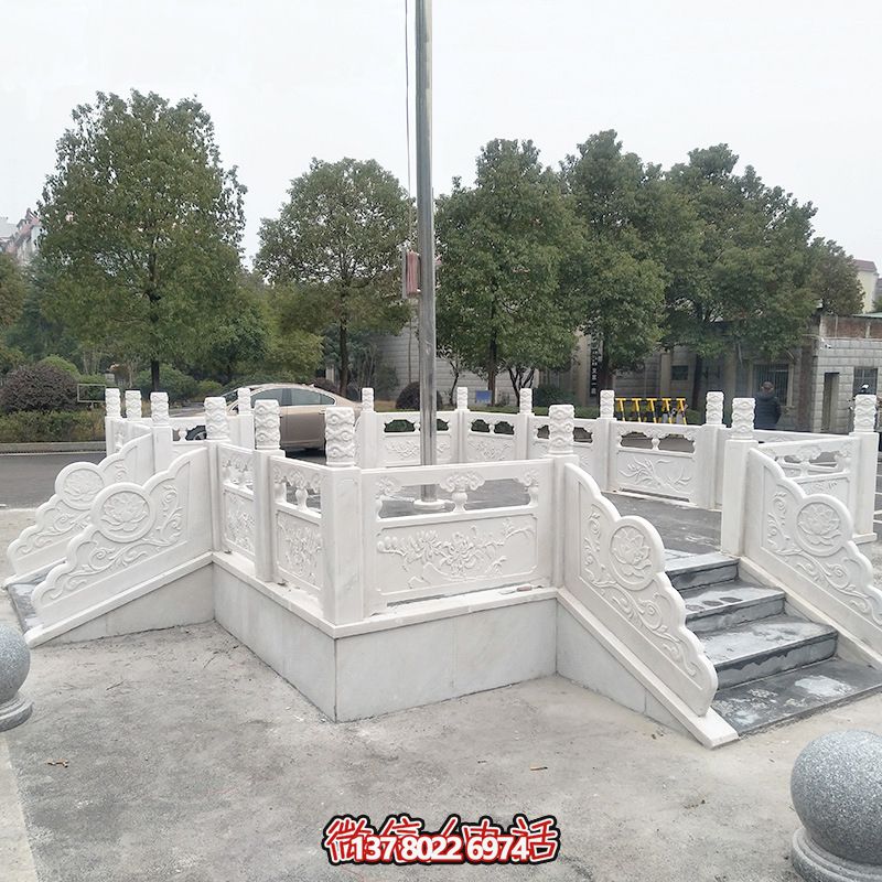 升旗臺石雕——精雕細琢，點綴校園風采