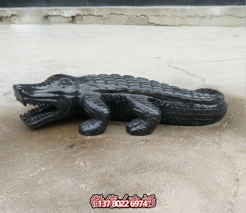 沙灘擺放的黑色的玻璃鋼創(chuàng)意鱷魚(yú)雕塑 沙灘擺放的黑色的玻璃鋼創(chuàng)意鱷魚(yú)雕塑