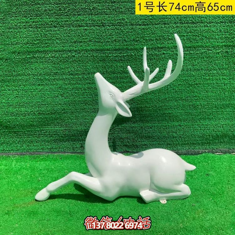 白色的梅花鹿，臥姿，仰頭，可上色